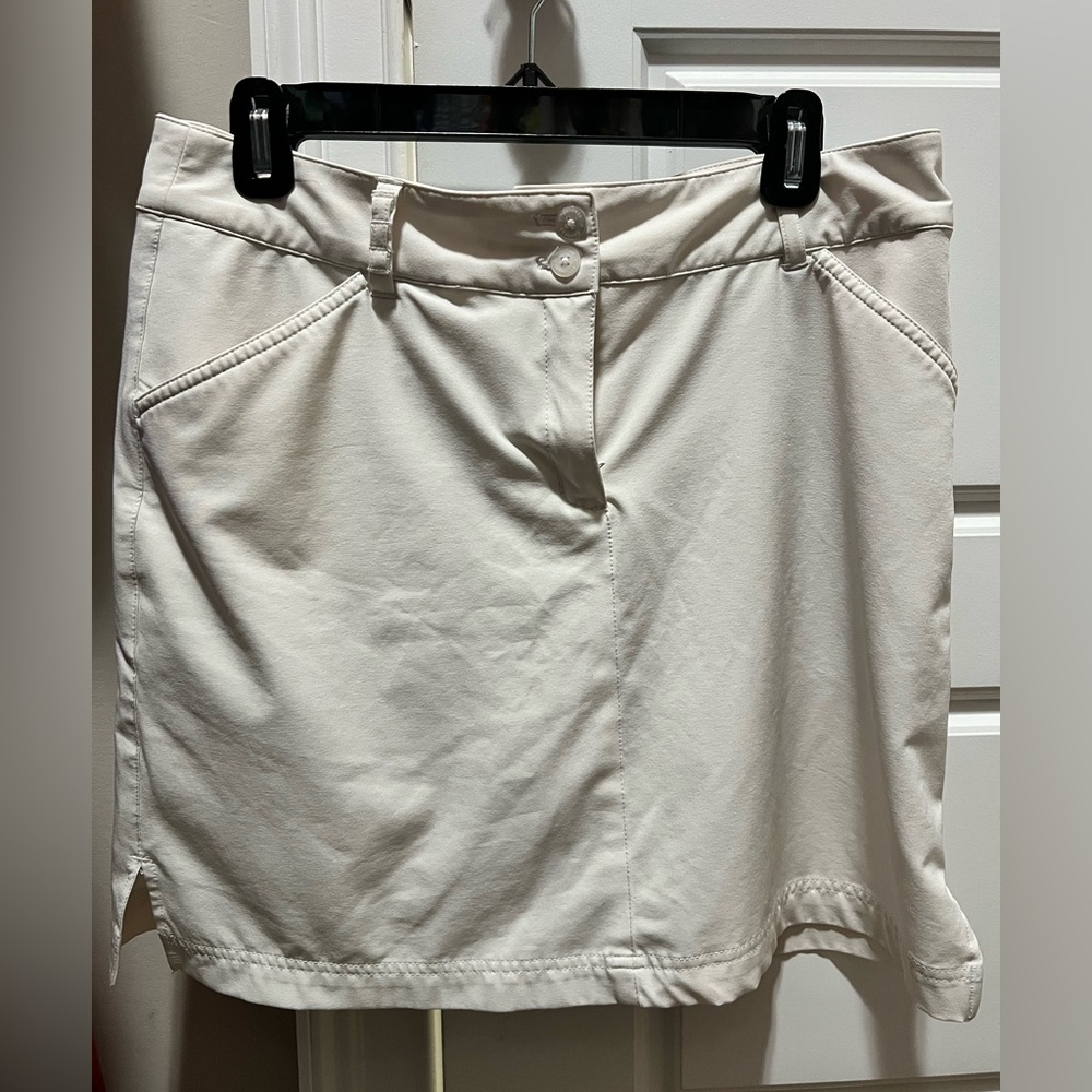Women’s white Callaway golf skort size 8. Great condition!!